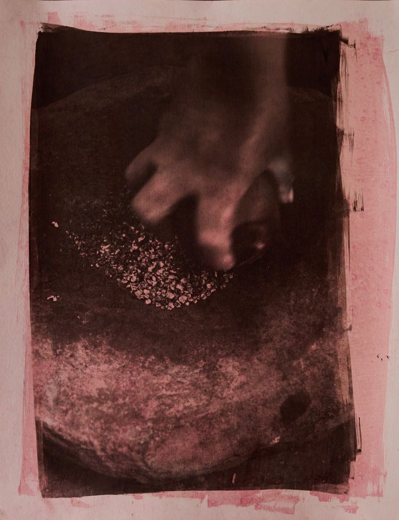 © Nicolás Garrido Huguet - Hands grinding cochineal.