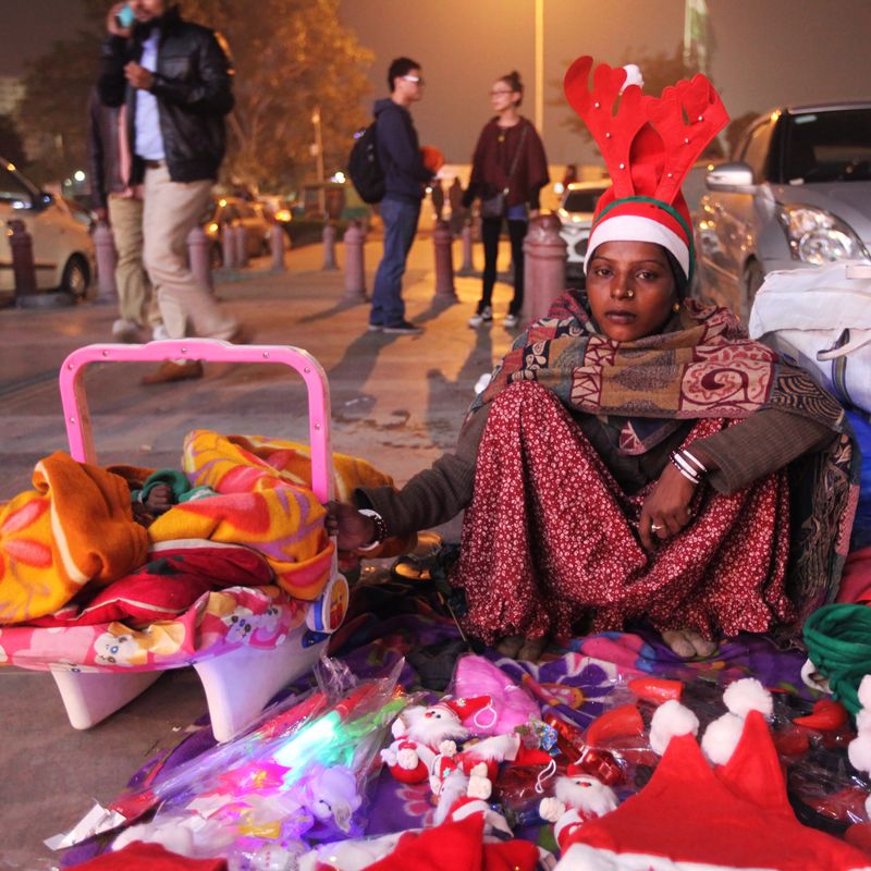 © Vijay S. Jodha - Lady puts her baby to sleep in Delhi's cold winter while awaiting customers.