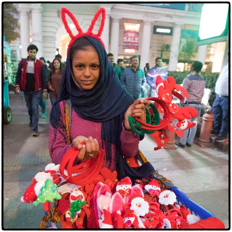 © Vijay S. Jodha - As setting up shop on the pavement is illegal, some sellers such as this young lady carry their goods around in baskets.