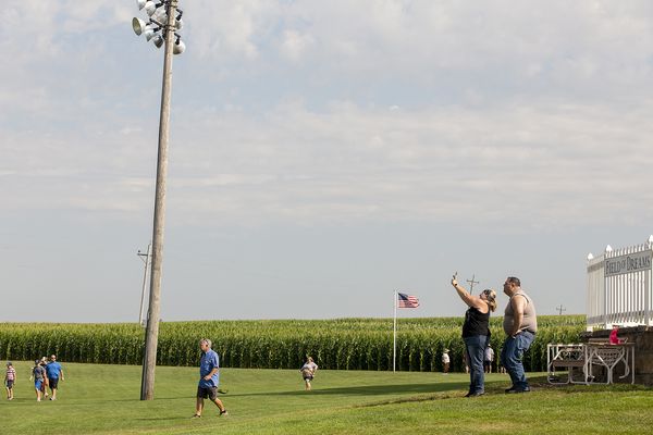 © Rachel Jessen - Tourists at the Field of Dreams movie site, Dyersville. (Dubuque County)
