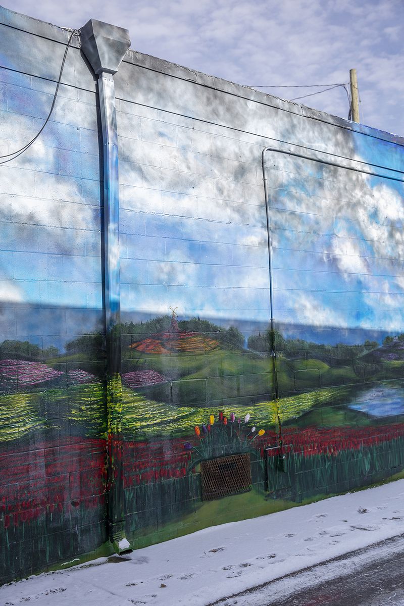 © Rachel Jessen - Mural in an alley, Pella. Dutch immigrants settled in the area in 1847. (Marion County)