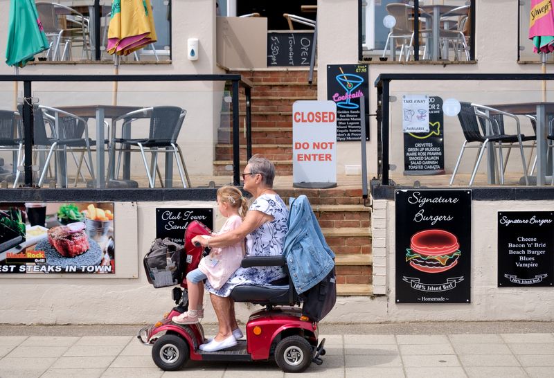 © Vincent Dupont-Blackshaw - Image from the Joyful Observations of Unfiltered Reality (JOUR) photography project