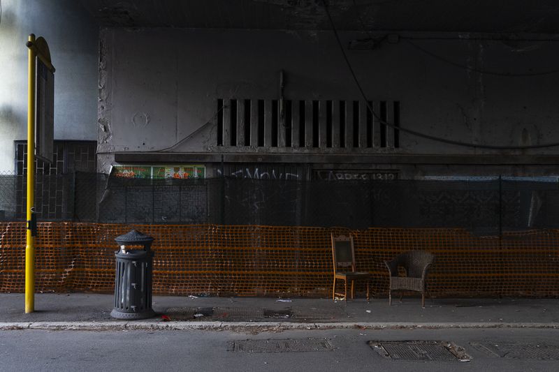 © Claudia Borgia - The bus stop under the fourth bridge.