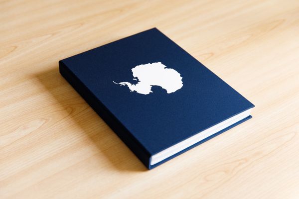 © Kouta Takahashi - Product shot of the book.