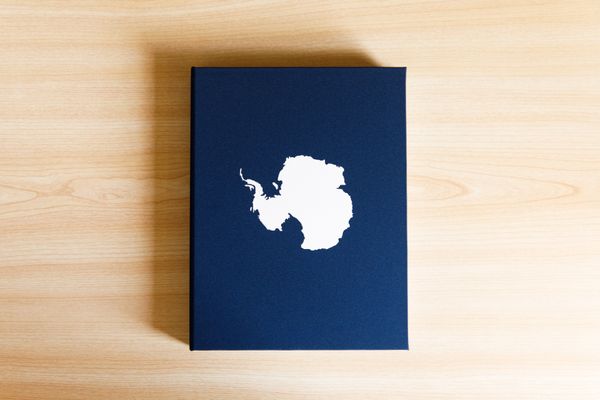© Kouta Takahashi - Product shot of the book.