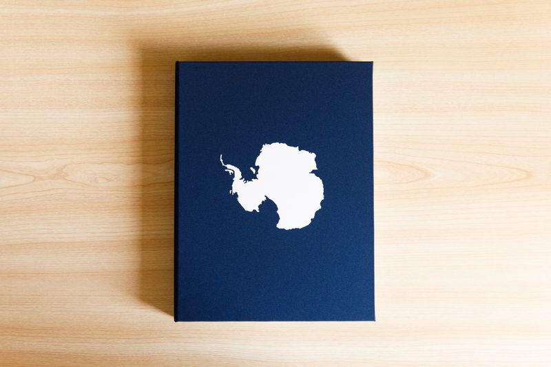 © Kouta Takahashi - Product shot of the book.