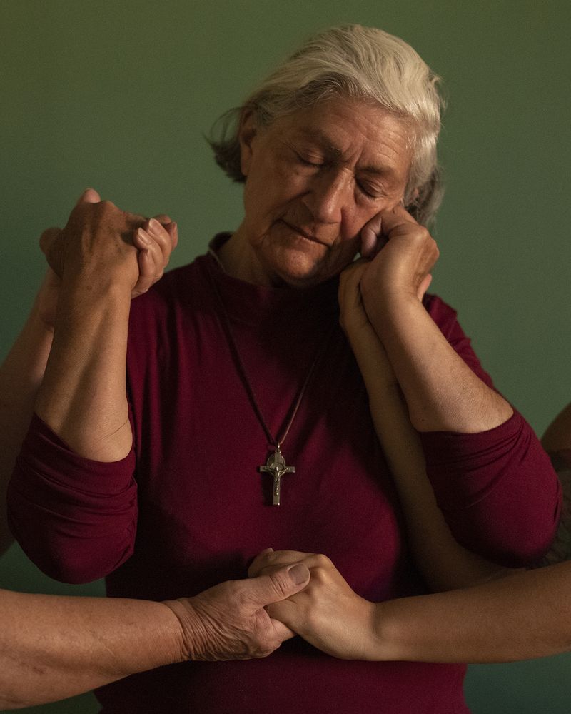 © Margarita V Beltran - CommunityMy aunt Rosalba in the centre, while my mother and I hold her hands that are shaking from Alzheimer's disease.
