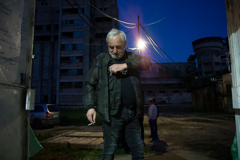 © Clara Kleininger - Ion Barbu adding a quote to the wall