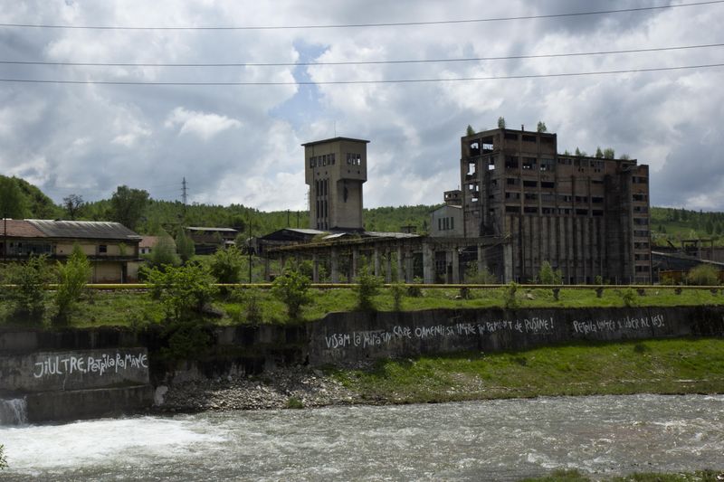 © Clara Kleininger - The Jiu river passes, Petrila stays