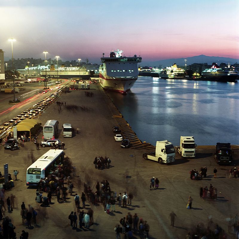 © Loulou d’Aki - Passengers, most of whom are refugees, disembark a ferry coming from Lesvos at arrival in Pireus port of Athens at dawn.