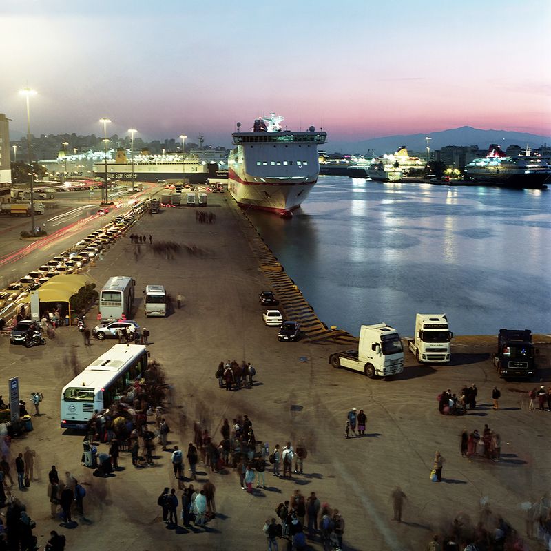 © Loulou d’Aki - Passengers, most of whom are refugees, disembark a ferry coming from Lesvos at arrival in Pireus port of Athens at dawn.