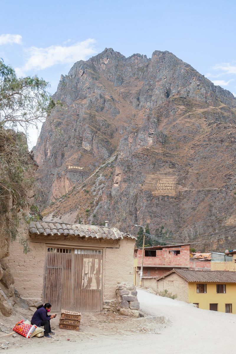 © mformaud - woman down the ruins (Ollantaytambo)