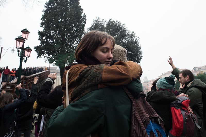 © Maria Giulia Trombini - F. and A. comfort themselves at the end of the Lock-in action, Venice.
