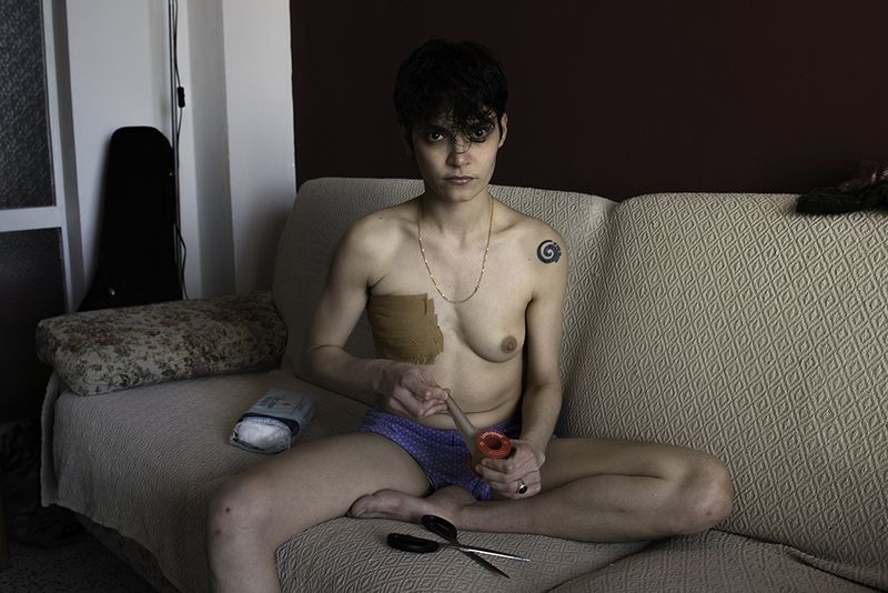 © Maria Giulia Trombini - Nico puts on the tape before. Nico’s house, Bologna, May 2021