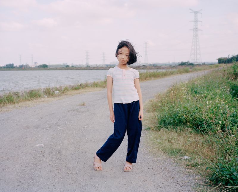 © liang chen - A girl by the Red Star Reservoir。 2018 Donghai Island, Guangdong Province, China