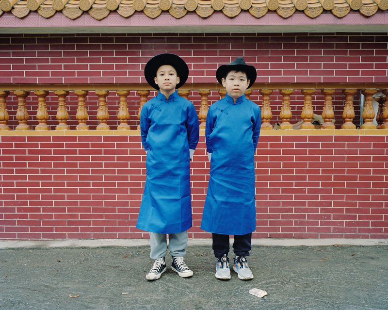 © liang chen - The two teenagers wore long coats popular in the Republic of China. 2023 Donghai Island, Guangdong Province, China