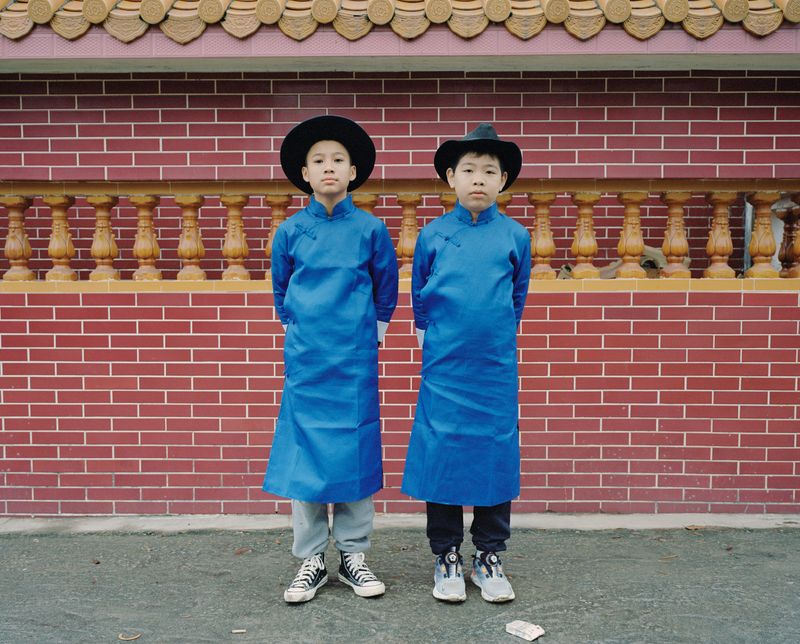 © liang chen - The two teenagers wore long coats popular in the Republic of China. 2023 Donghai Island, Guangdong Province, China