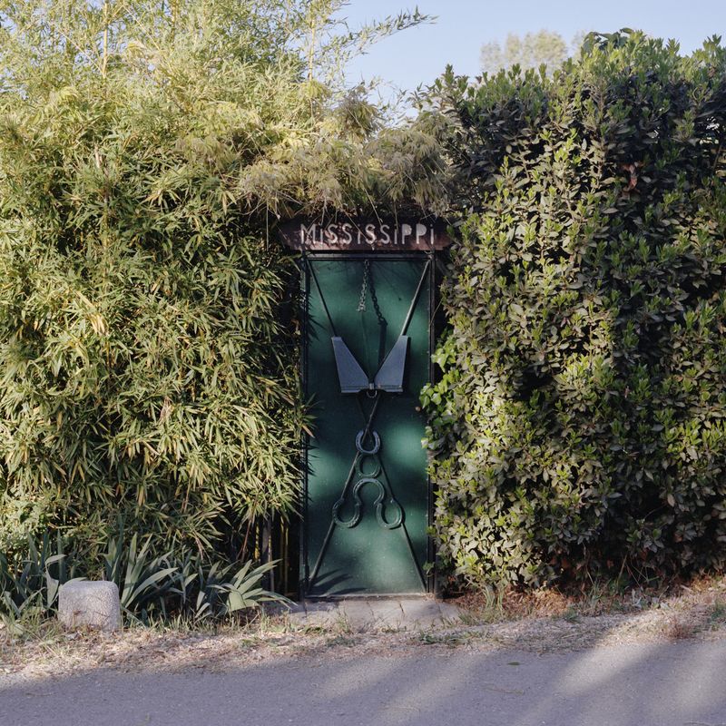 © Francesco Canova - Access to a houseboat named Mississippi. Arles, 2024.