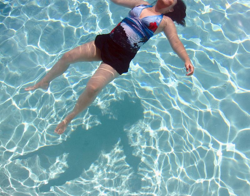 © Julie Grace Immink - Woman doing the dead mans float