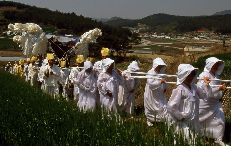 © Hwan Kim - Image from the Ritual and Korean photography project