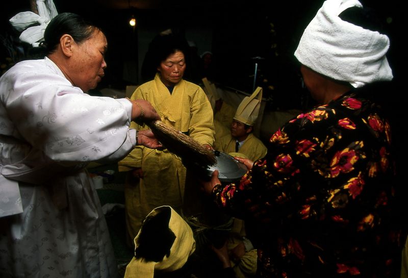 © Hwan Kim - Image from the Ritual and Korean photography project