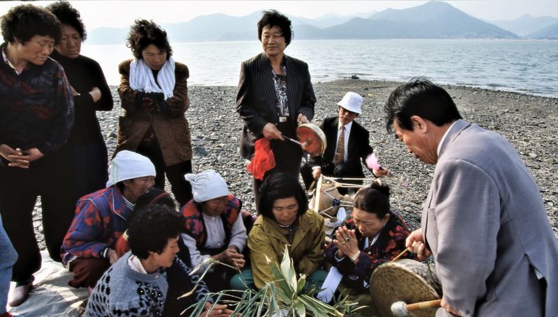 © Hwan Kim - Image from the Ritual and Korean photography project