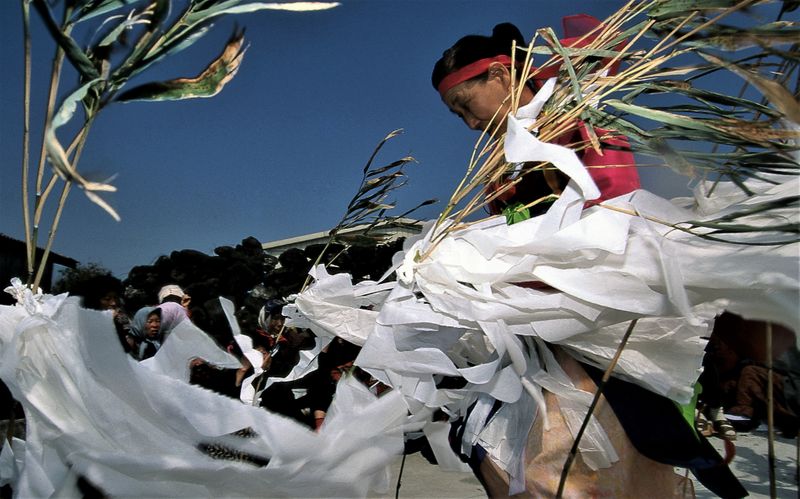 © Hwan Kim - Image from the Ritual and Korean photography project