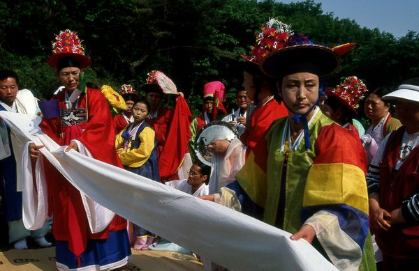 © Hwan Kim - Image from the Ritual and Korean photography project