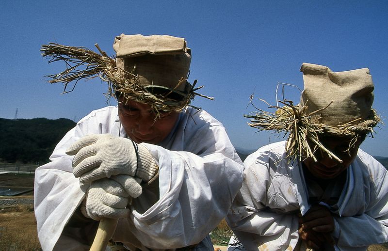 © Hwan Kim - Image from the Ritual and Korean photography project