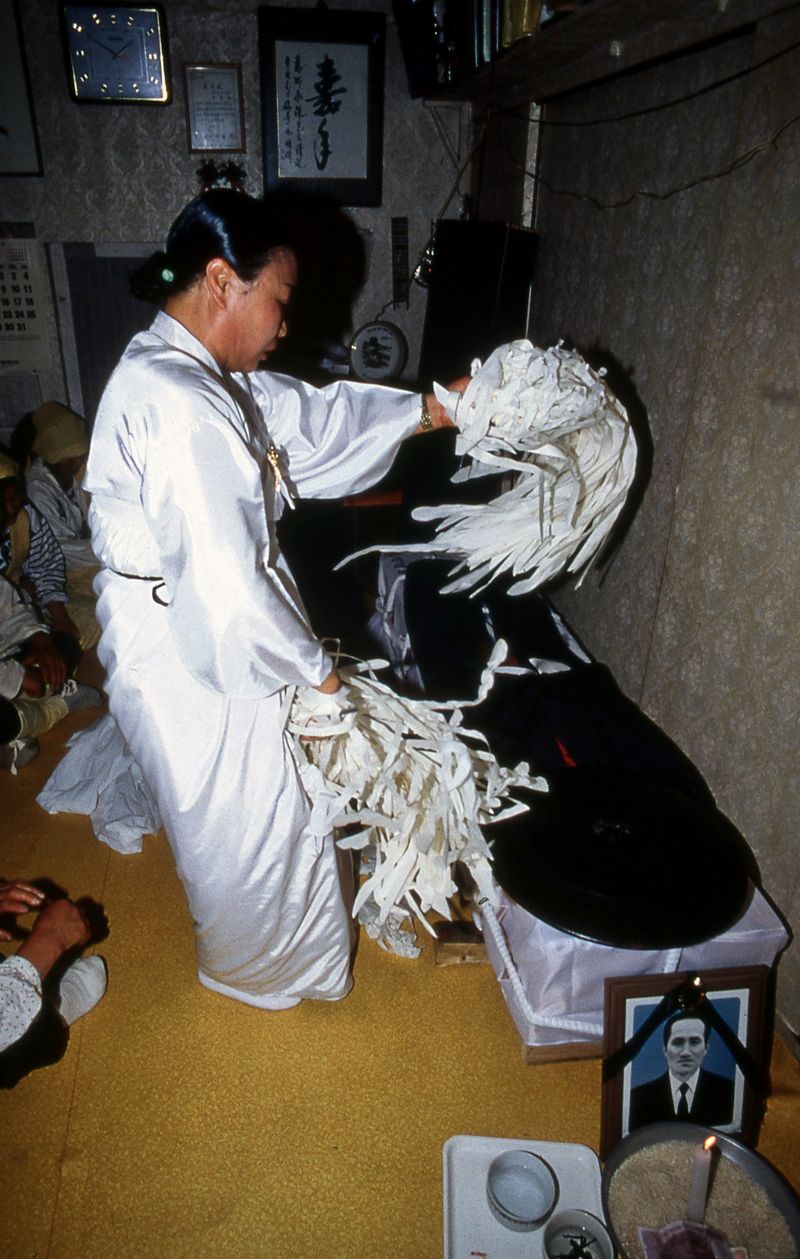 © Hwan Kim - Image from the Ritual and Korean photography project