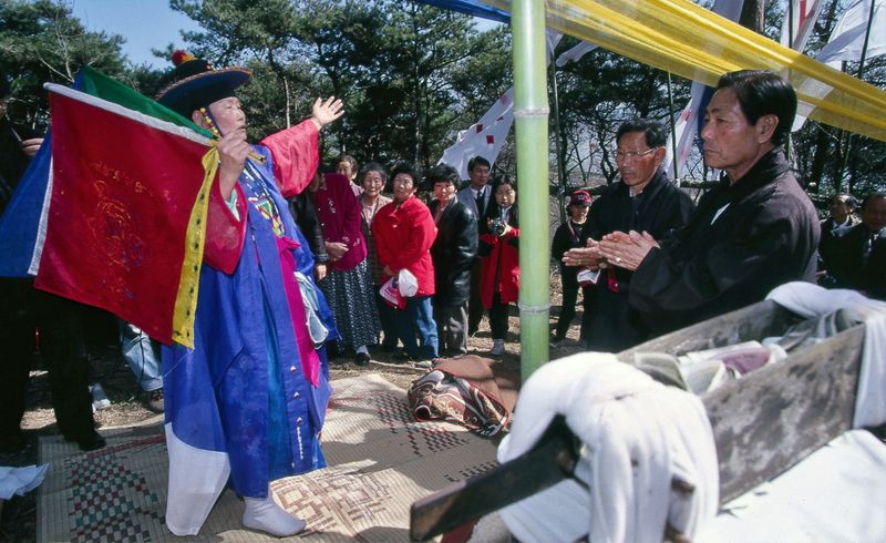 © Hwan Kim - Image from the Ritual and Korean photography project