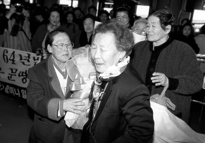 © Hwan Kim - Image from the Returning home after 64 years    border between Russia and China. 문명금할머니의 64년만의 귀환 photography project