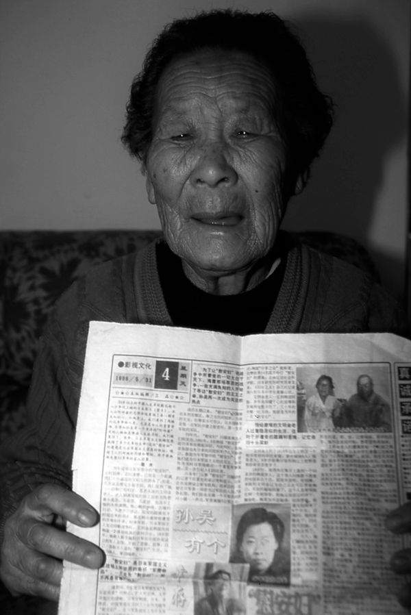 © Hwan Kim - Image from the Returning home after 64 years    border between Russia and China. 문명금할머니의 64년만의 귀환 photography project