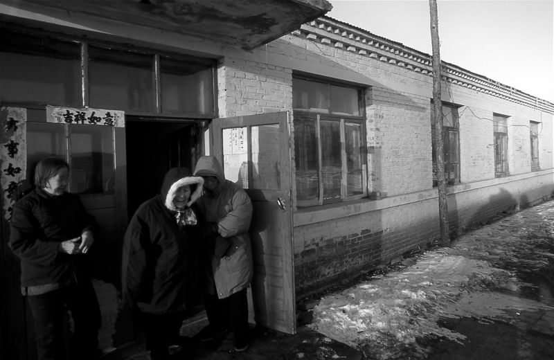 © Hwan Kim - Image from the Returning home after 64 years    border between Russia and China. 문명금할머니의 64년만의 귀환 photography project