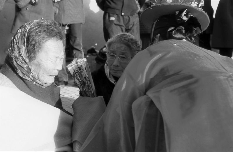 © Hwan Kim - Image from the Returning home after 64 years    border between Russia and China. 문명금할머니의 64년만의 귀환 photography project