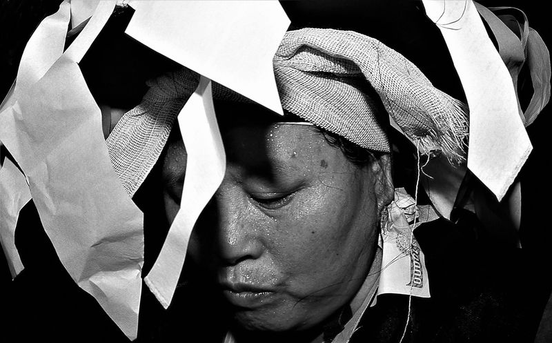 © Hwan Kim - Image from the Visible and invisible - world of shamans 보이는 것과 보이지 않는 것 photography project