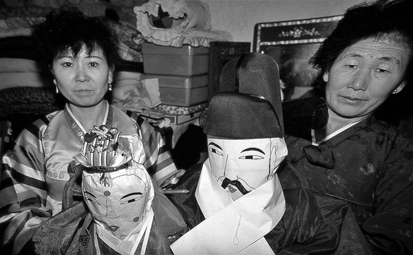 © Hwan Kim - Image from the Visible and invisible - world of shamans 보이는 것과 보이지 않는 것 photography project