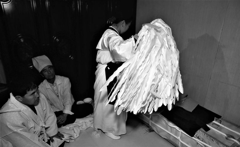 © Hwan Kim - Image from the Korean traditional funeral series  한국의 전통 상례 시리즈 1 photography project