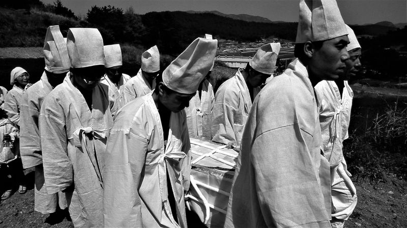 © Hwan Kim - Image from the Korean traditional funeral series  한국의 전통 상례 시리즈 1 photography project