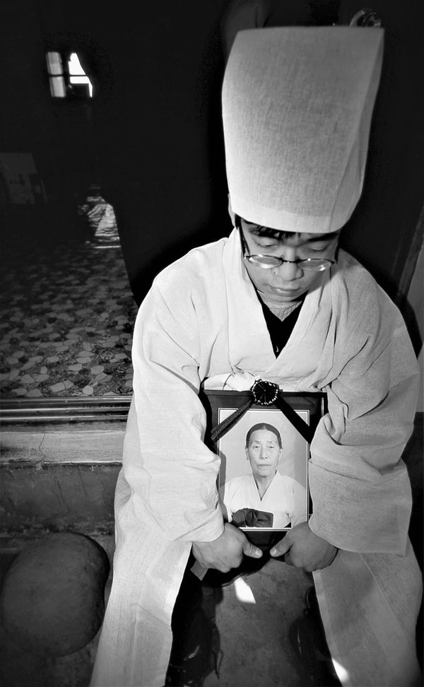 © Hwan Kim - Image from the Korean traditional funeral series  한국의 전통 상례 시리즈 1 photography project