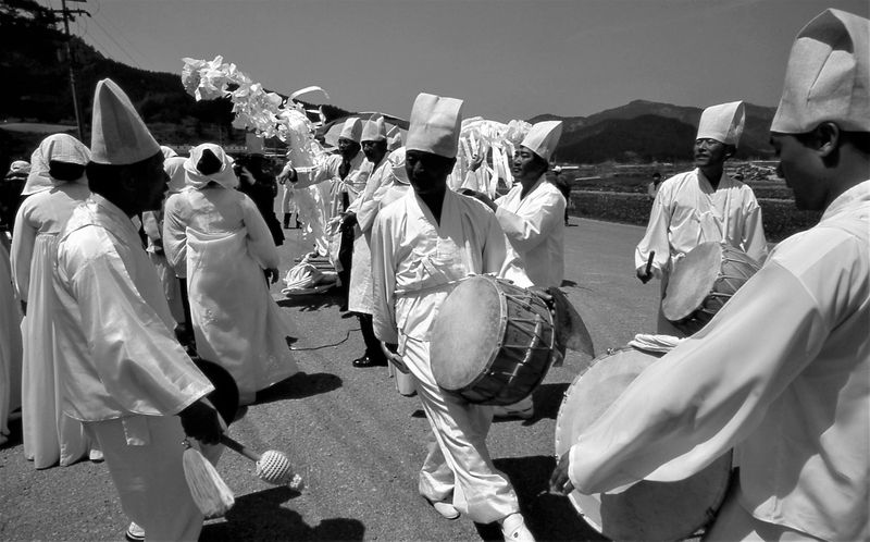 © Hwan Kim - Image from the Korean traditional funeral series  한국의 전통 상례 시리즈 1 photography project