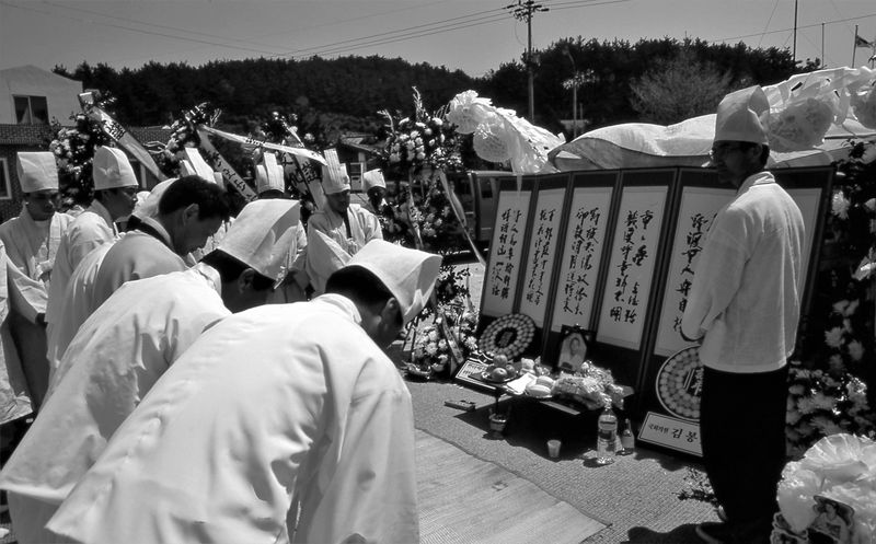 © Hwan Kim - Image from the Korean traditional funeral series  한국의 전통 상례 시리즈 1 photography project