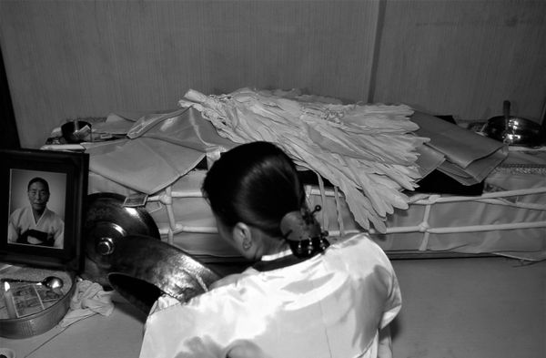 © Hwan Kim - Image from the Korean traditional funeral series  한국의 전통 상례 시리즈 1 photography project