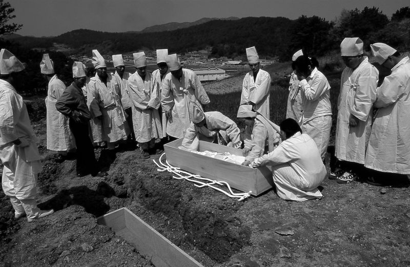 © Hwan Kim - Image from the Korean traditional funeral series  한국의 전통 상례 시리즈 1 photography project