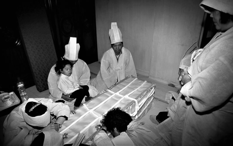 © Hwan Kim - Image from the Korean traditional funeral series  한국의 전통 상례 시리즈 1 photography project