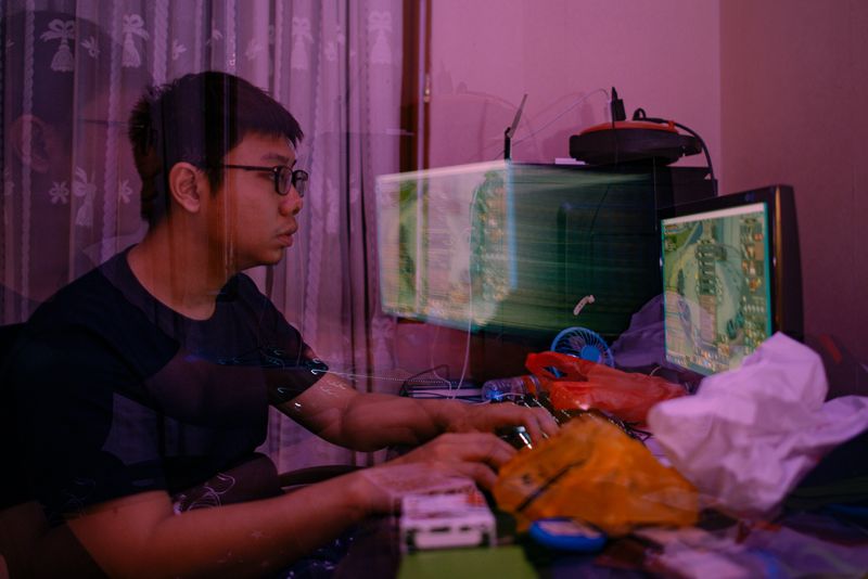 © Hafitz Maulana - Plastic wraps are scattered on the computer table where Hartanto practices his gaming skills.