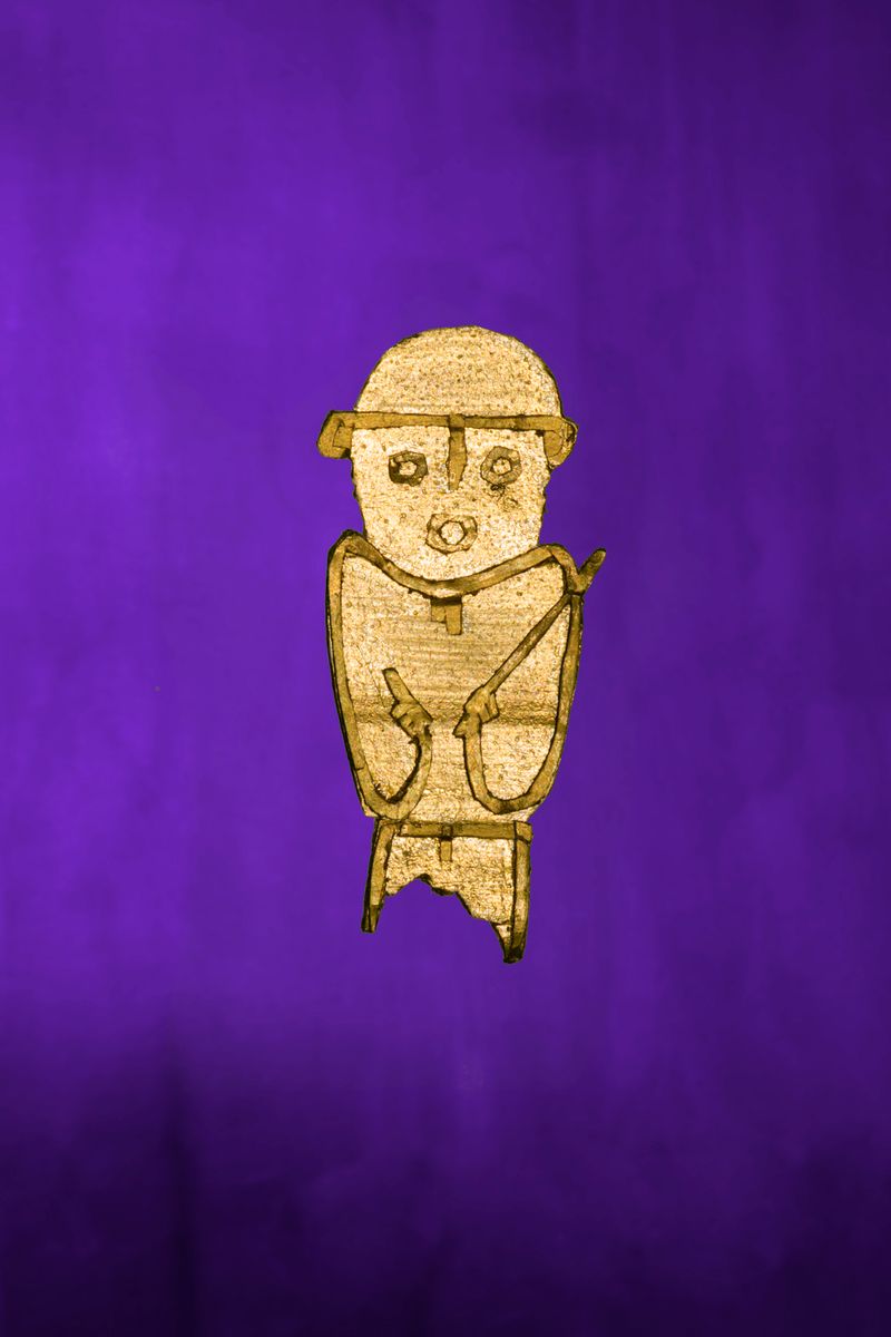 © Lucía Rincon - Soy todos los santos que cuelgan de mi cuello. (I'm all the saints that hangs from my neck.)