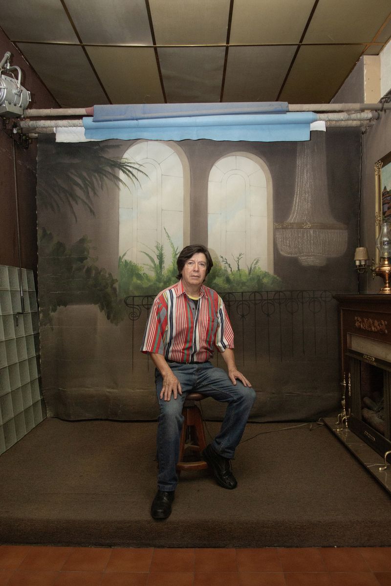 © Melba Arellano - Mele Plata, photographer who works in the studio Foto Regalos since 1962.