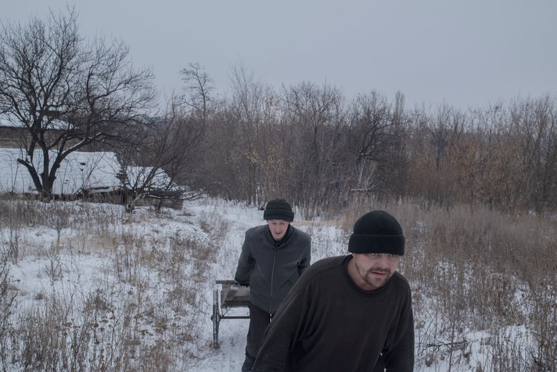 © Valery Melnikov - Men near the village of Zolotoe in the Luhansk region, Ukraine