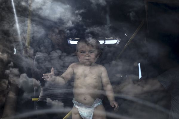 © Valery Melnikov - Refugee family and their child in the bus at the Izvarino border crossing point